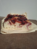 Focaccia met pruimen en kaneel
