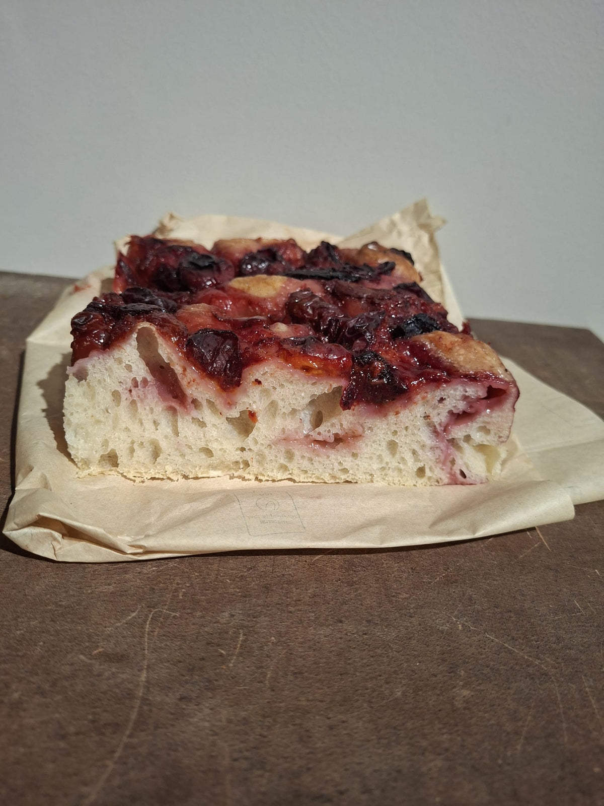 Focaccia met pruimen en kaneel