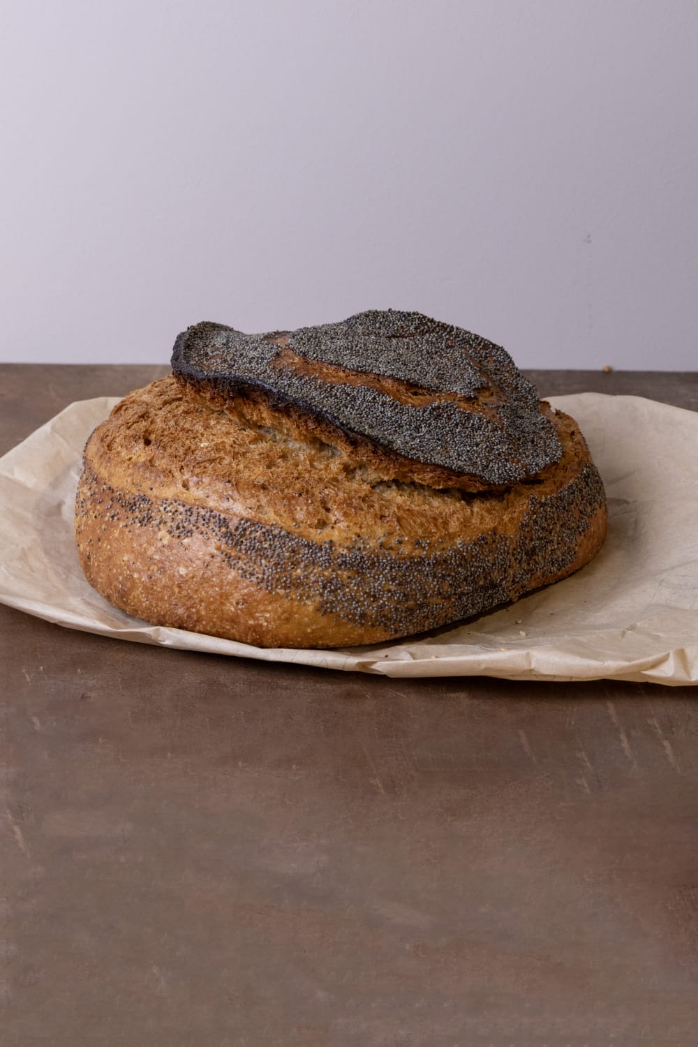 Eenkoorn spelt brood met maanzaad topping