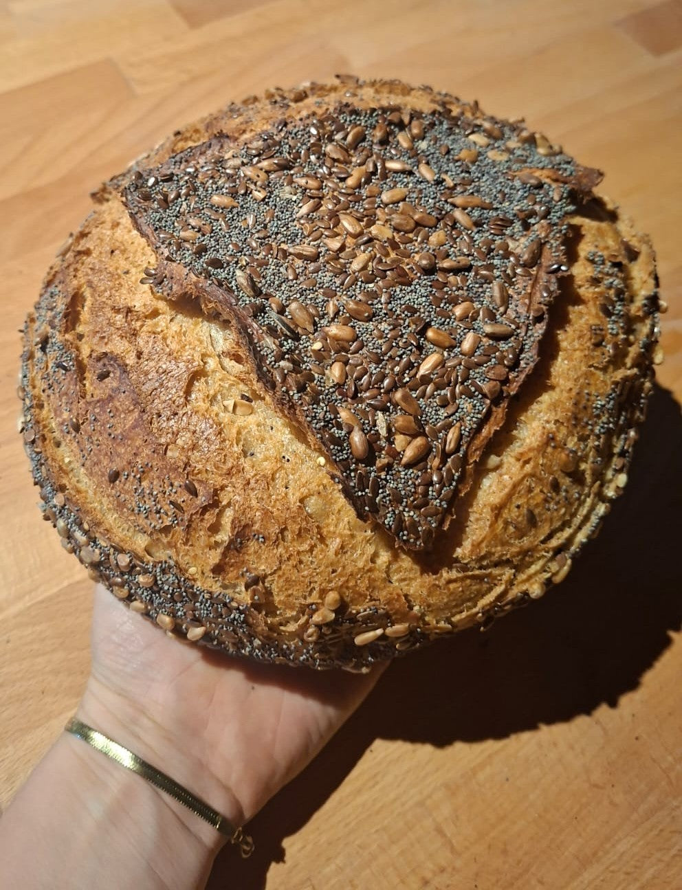 Eenkoorn spelt brood met maanzaad/lijnzaad/zonnebloempit topping